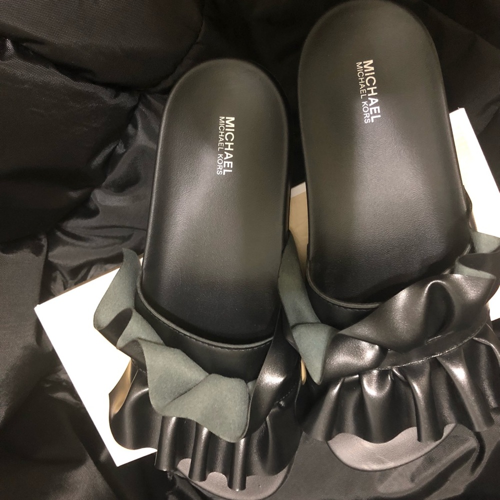 New MK Ruffles Bella Slide